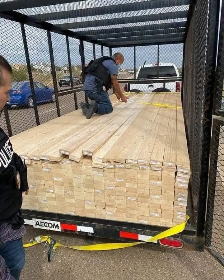 Le transport de migrants dans des conditions mettant leur vie en danger est qualifié de trafic d'êtres humains et est puni de plusieurs années de prison aux USA.